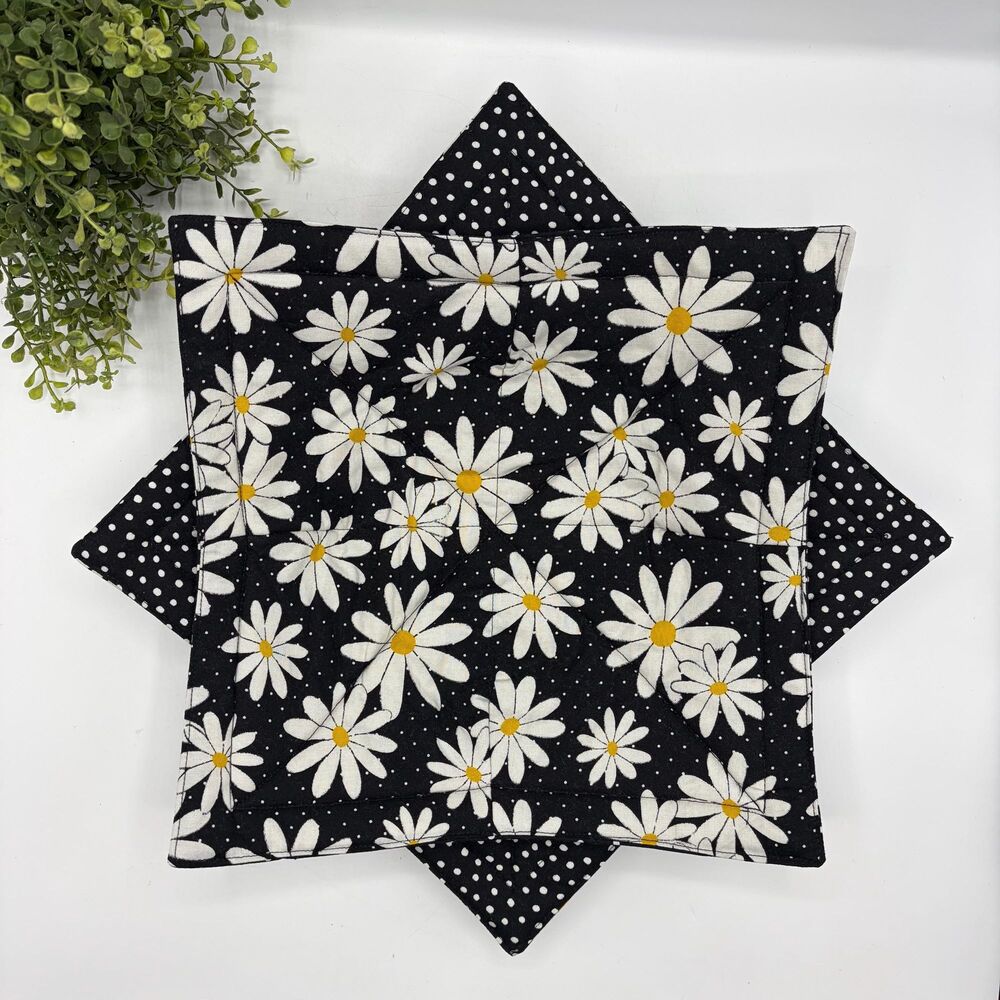 Microwave Dinner Plate Cozy, Reversible Black and White Daisy Print Cottage Core